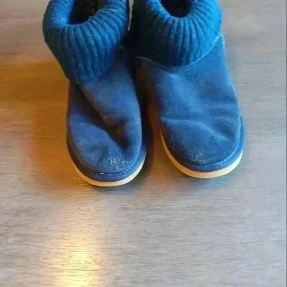 UGGS - Picture 1 of 4